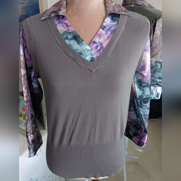 Once 1 Again~Vintage 90's Gray V-neck Sweater Floral Silky Shirt - Picture 1 of 10
